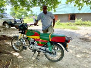 Article : Insolite : Une moto aux couleurs du Cameroun dans le camp de réfugiés de Rhino en Ouganda